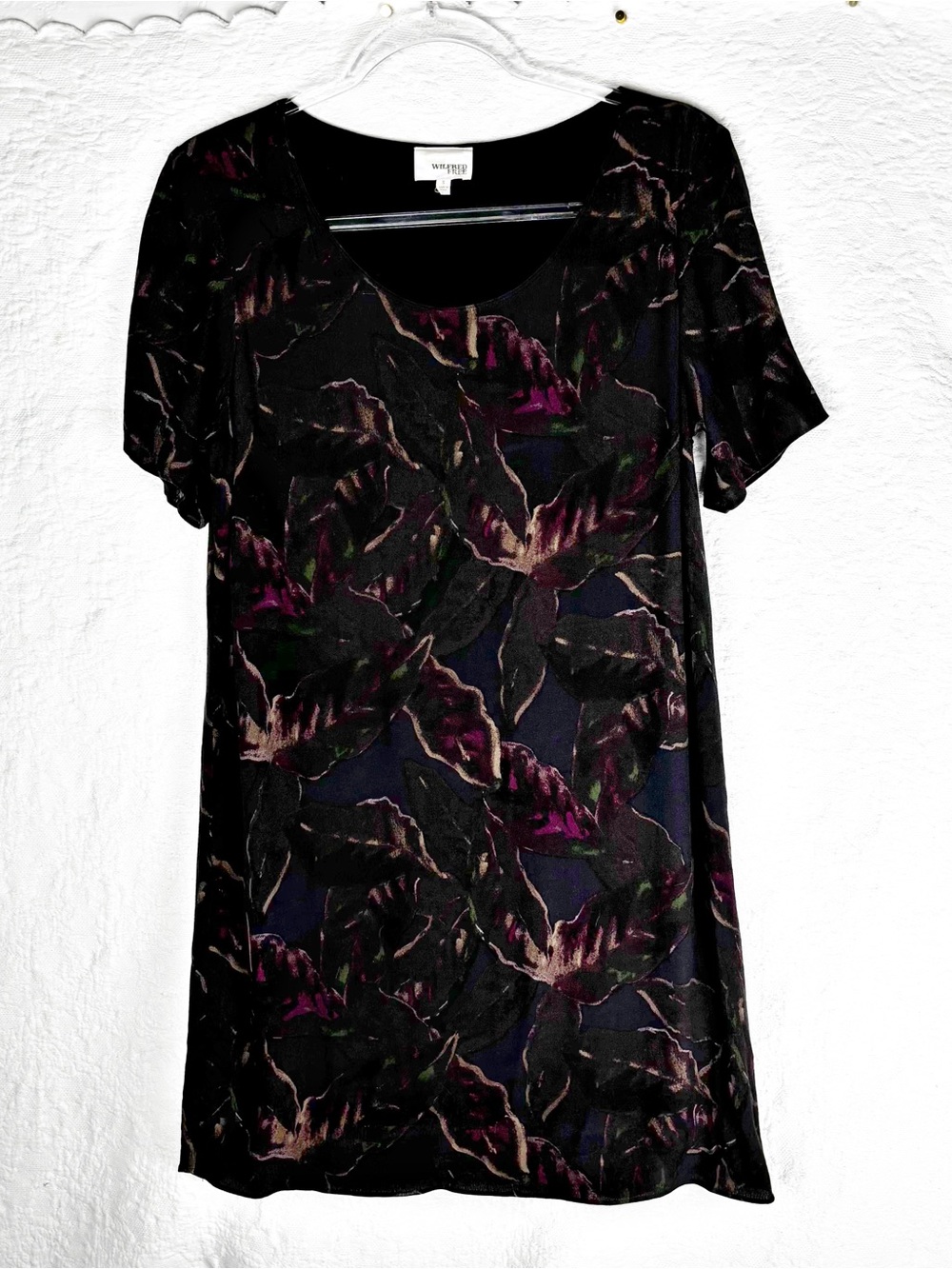 Wilfred Free Aritzia Teigen Dark Floral Botanical Tee Shirt Shift Dress size S